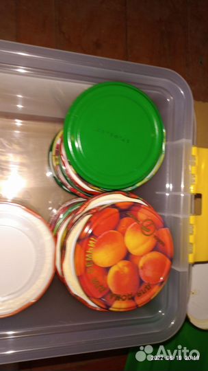 Банки, крышки и машинка-закатка для заготовок