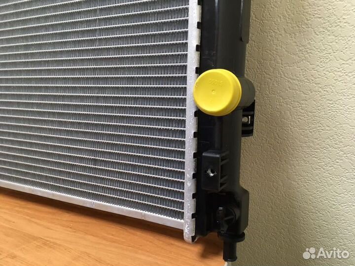 Радиатор охлаждения Крайслер Себринг II 01