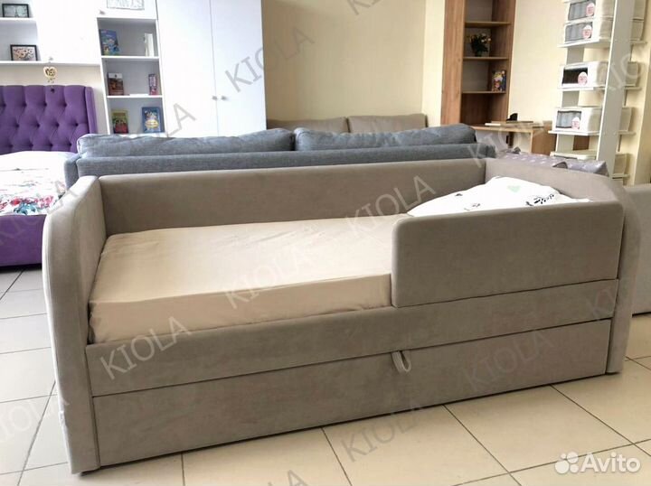 Детская кровать с мягкой спинкой