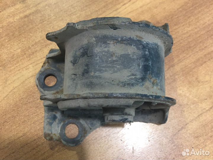 Опора двигателя правая Honda B20B