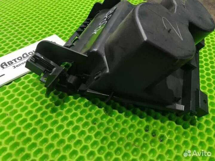 Подстаканник Nissan Tiida C11