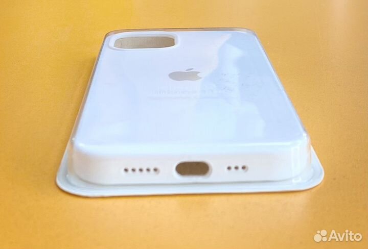 Чехол на iPhone 13 белый