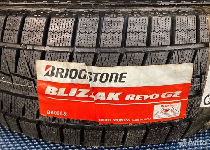 Bridgestone Blizzak Revo GZ 215/55 R17 94S