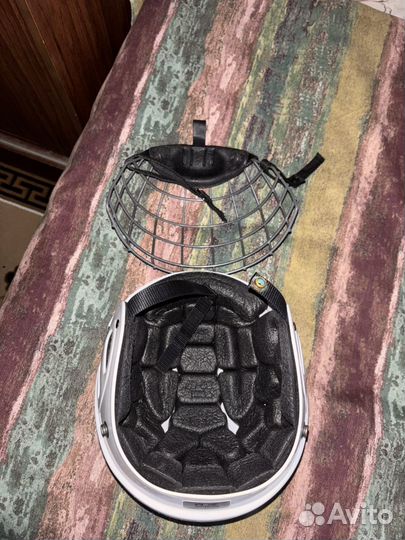 Хоккейный шлем