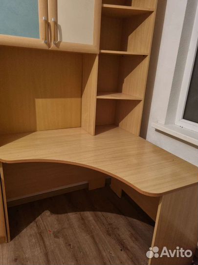 Рабочий стол для школьника, шкаф