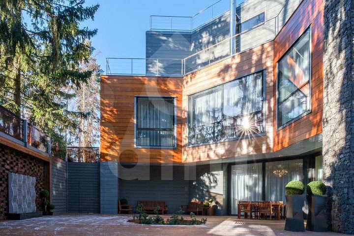 Дом 1000 м² на участке 20 сот.