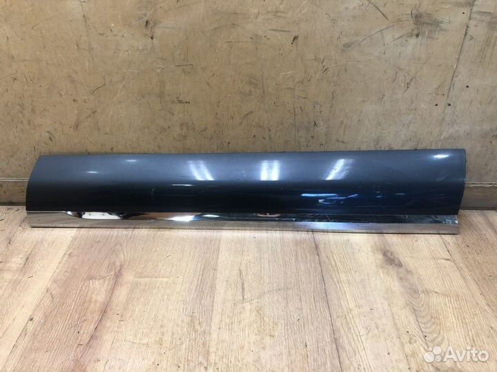 Накладка двери передней правой Vw Touareg 10-18