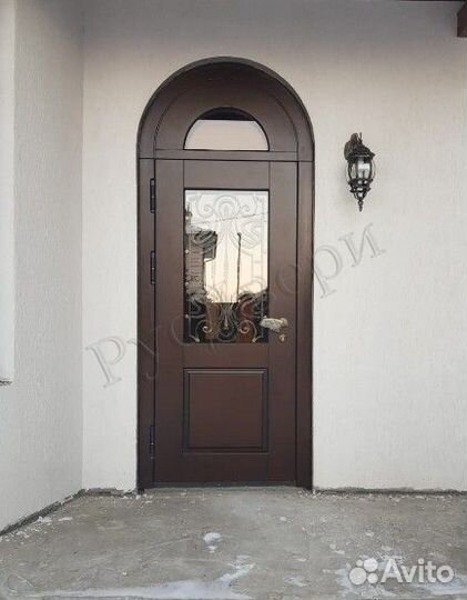 Арочная металлическая дверь для улицы