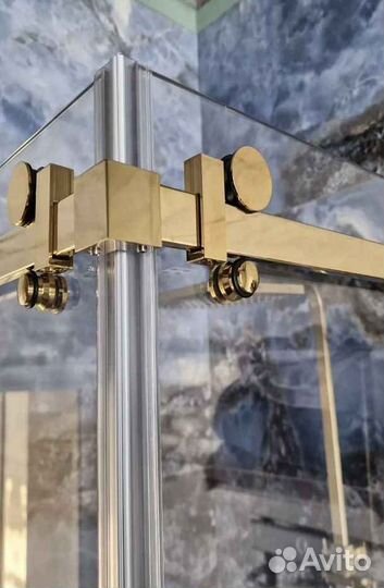 Раздвижная душевая перегородка из стекла
