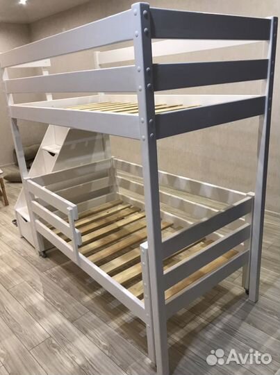 Двухъярусная деревянная детская кровать