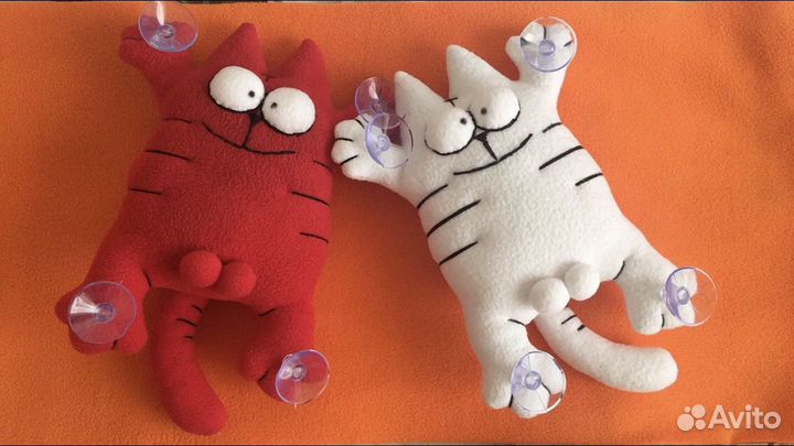 Кот Саймон на присосках в машину