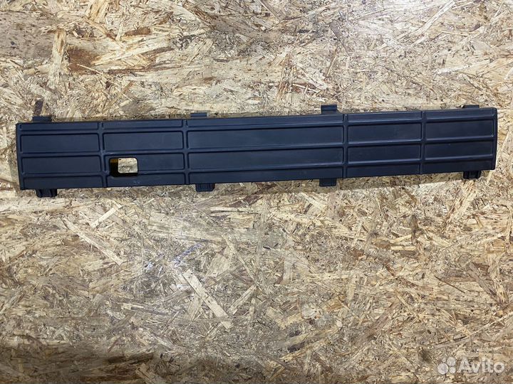 Накдладка центральной решетки бампера VW Polo