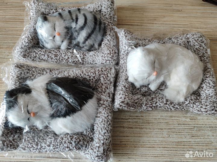 Игрушки сувениры на панель авто