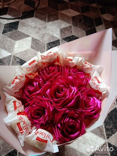 Букет из атласных роз с раффаэлло