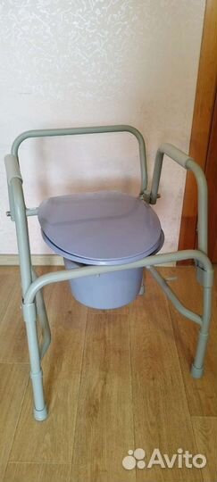 Кресло - туалет с откидными ручками