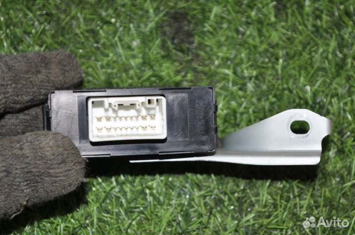 Реле поворота Toyota Tundra 3UR-FBE 2009