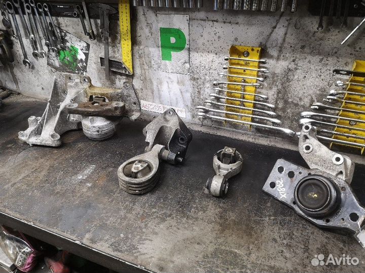 Подушки двс кпп Ниссан Хтрейл Т31 M9R поштучно