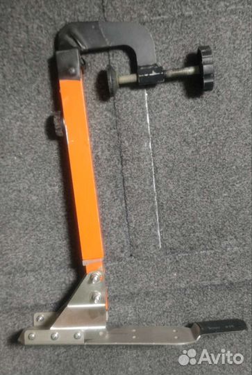 Струбцина с кронштейном под датчик хаммиберд