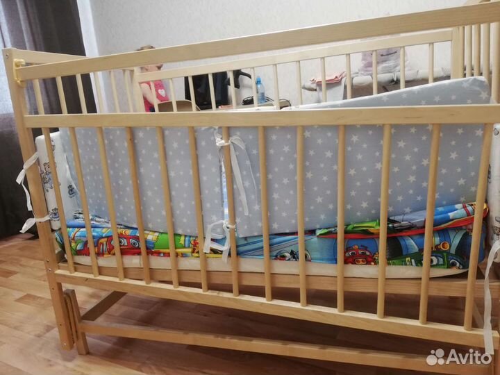 Детская кроватка с маятником и матрасом