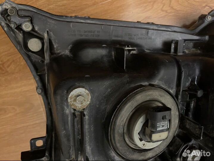 Левая фара LC 200 оригинал