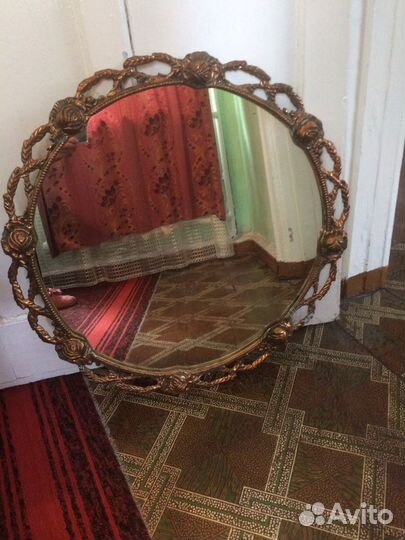 Зеркало в металлической раме