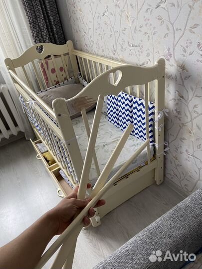 Детская кроватка с маятником и ящиком