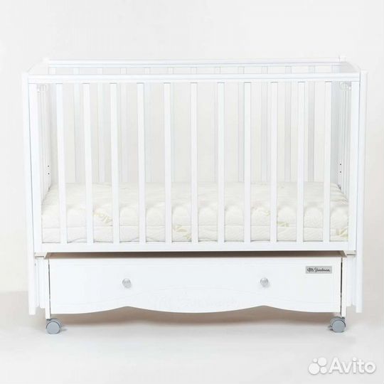 Детская кроватка с маятником