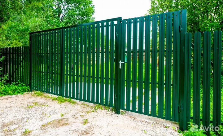 Забор из евроштакетника ,ворота, калитки качествен