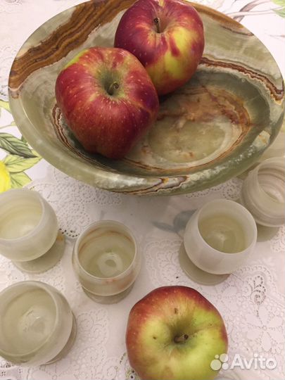 Рюмки и ваза из оникса