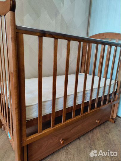 Детская кроватка с поперечным маятником