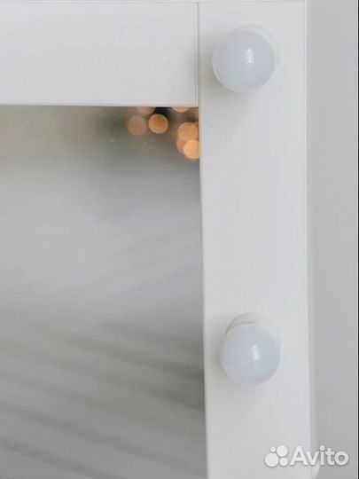 Гримерное зеркало с лампочками