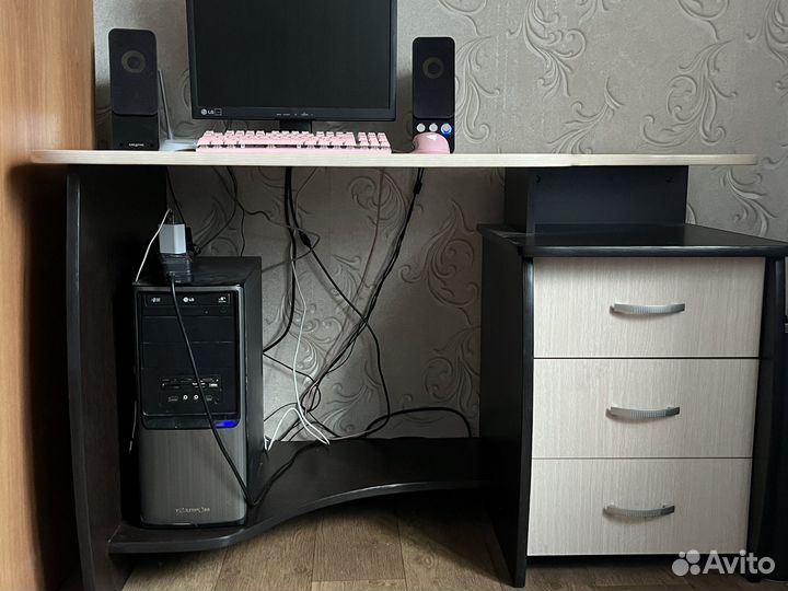 Компьютерный стол