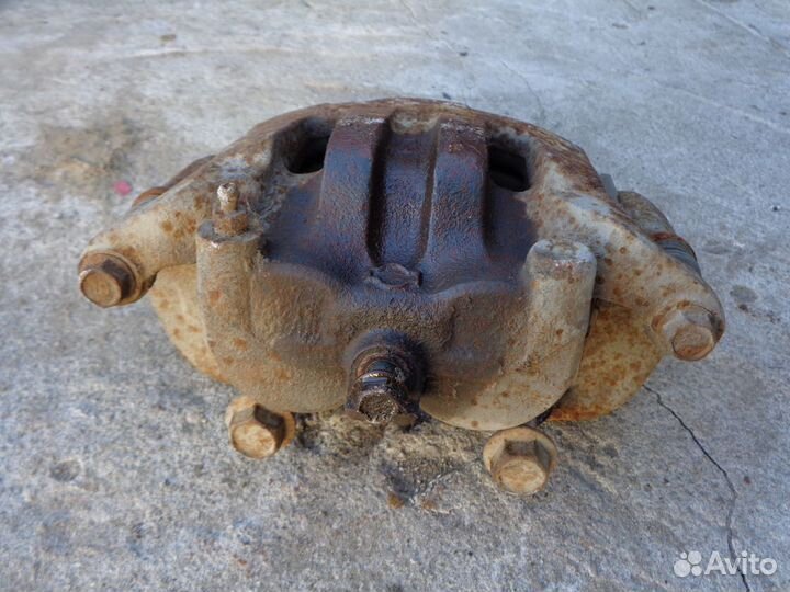 Nissan NP300 Суппорт тормозной правый