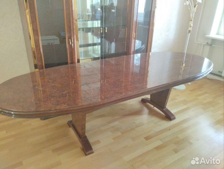 Продам итальянскую мебель(стол, стенка)