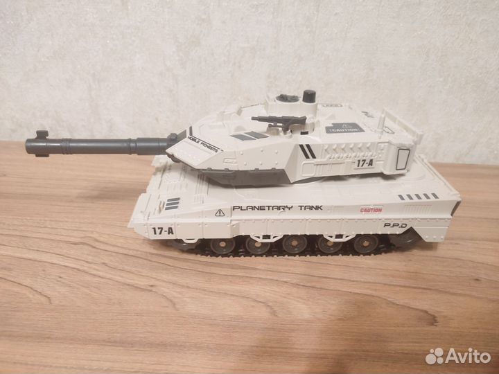 Танк на радиоуправлении стреляющий