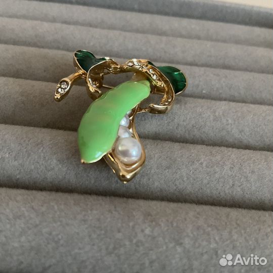 Брошь в стиле Trifari горошек эмаль