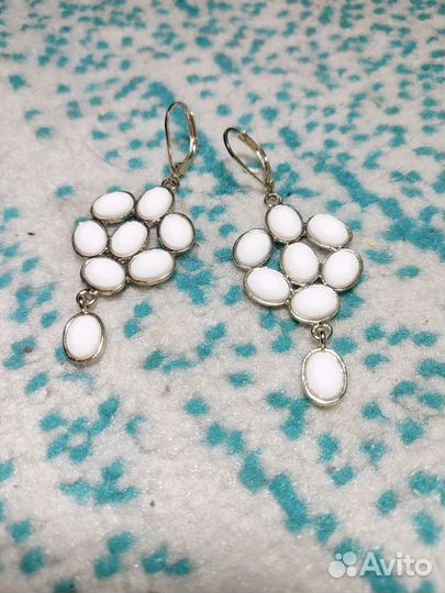 Серьги белые