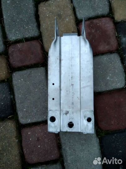 Mersedes E W212 Кронштейн усилителя переднего прав