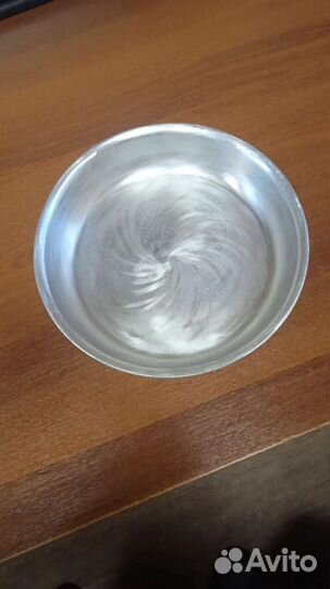 Невысокая ёмкость для кормления животных