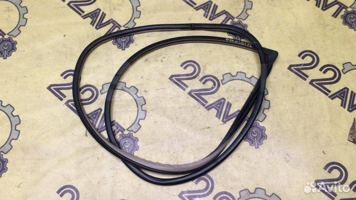 Уплотнитель проема двери передний левый Toyota