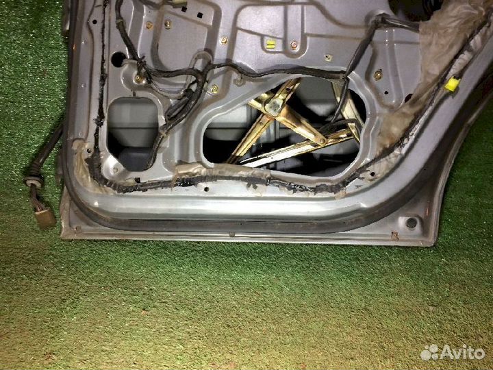 Дверь задняя правая Mitsubishi Diamante F12A Сереб