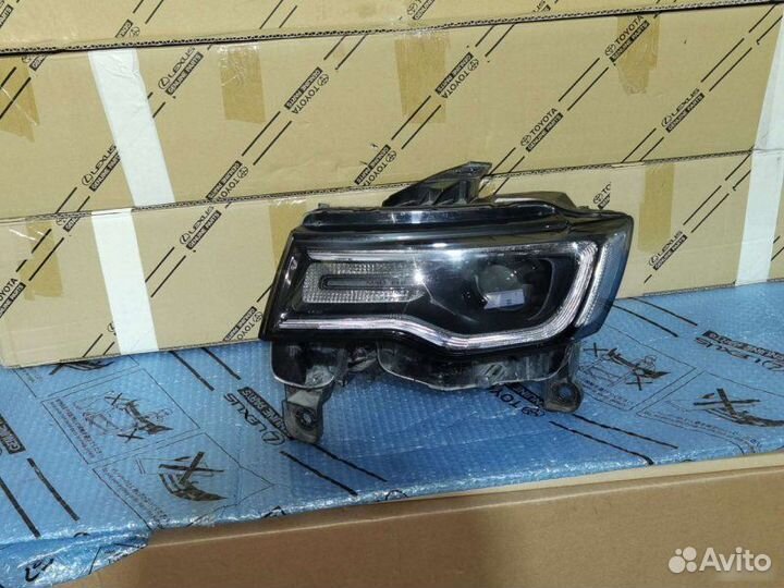 Фара левая Jeep Grand Cherokee WK2