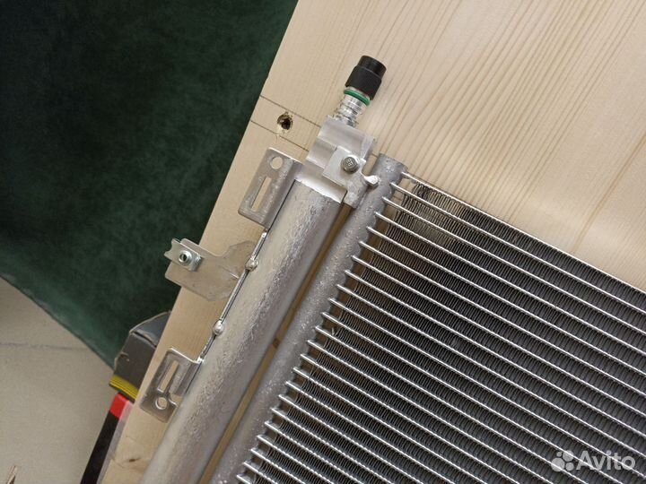 Радиатор кондиционера на Вольво хс90 (2002-2014г)
