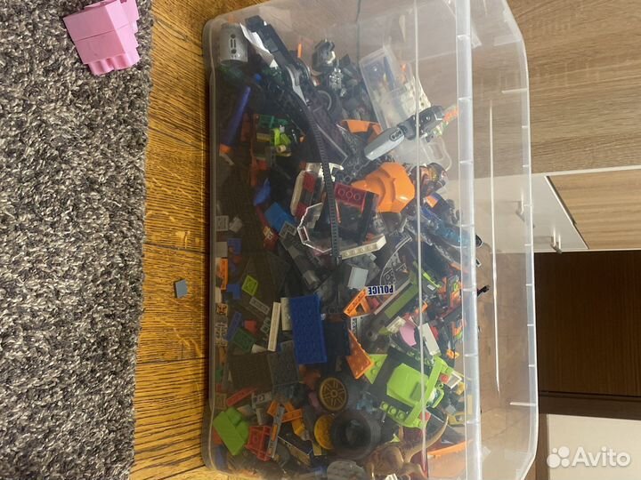 Коробка с лего