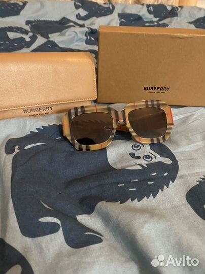 Солнцезащитные очки burberry