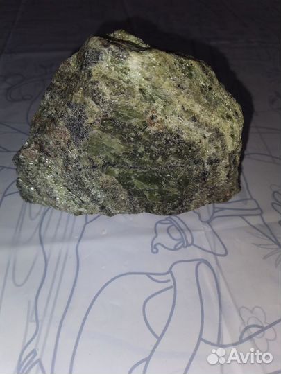 Камень необработанный апатит, 957г