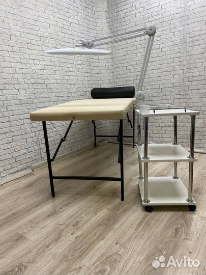 Лампа. Кушетка. Этажерка. Стул