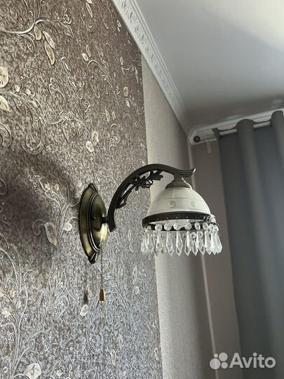 Люстра потолочная трехрожковая и два бра к ней