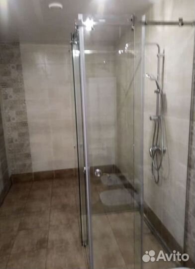 Стеклянная шторка для душевой