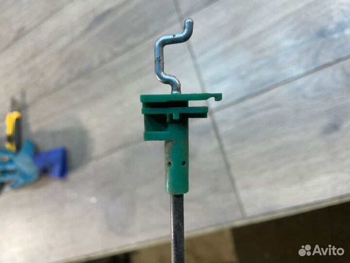 Трос замка двери передний Opel Astra H хетчбек